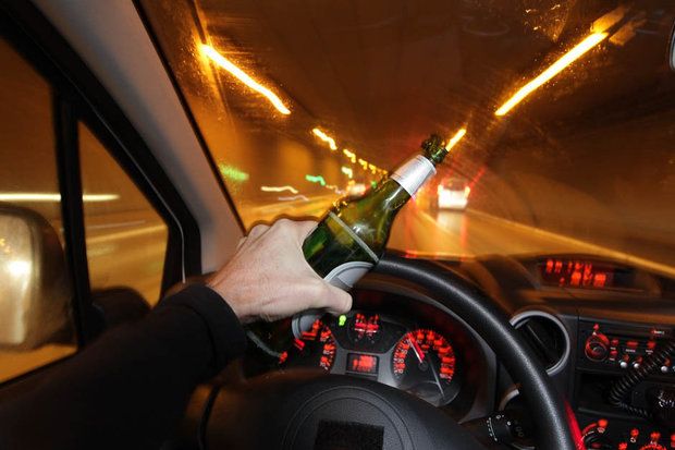 drunker नशे में धुत बारातियों ने शराब की बोतलें बरसायीं