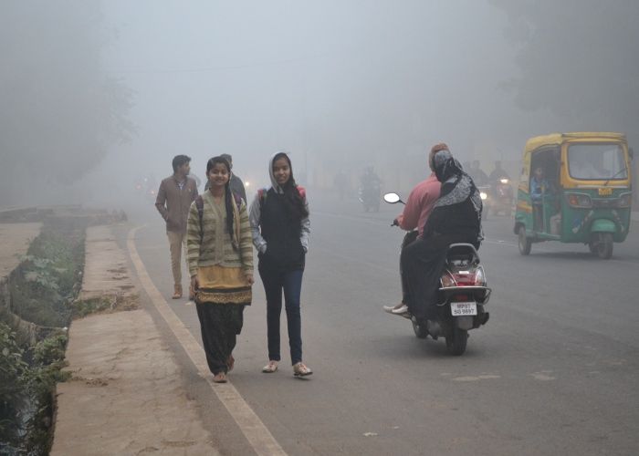 dense fog लगातार दूसरे दिन कोहरे ने ढंका शहर, VISIBILITY हुई कम, ठंडी लहर से कांपे लोग