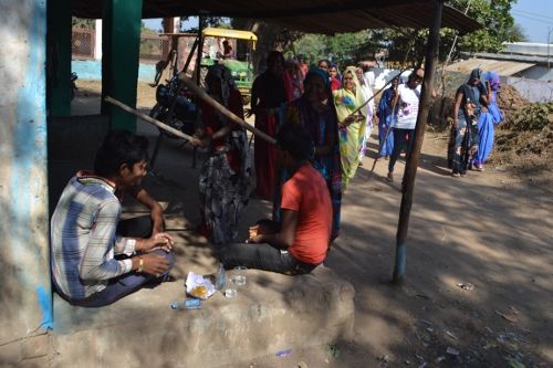 women seek to alcoholics with sticks एक ऐसा गांव जहां शराबियों को लाठी लेकर दौड़ाती हैं महिलाएं