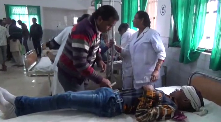 accident BIG BREAKING कोहरे के कारण भीषण सड़क हादसा 2 की मौत 12 गंभीर