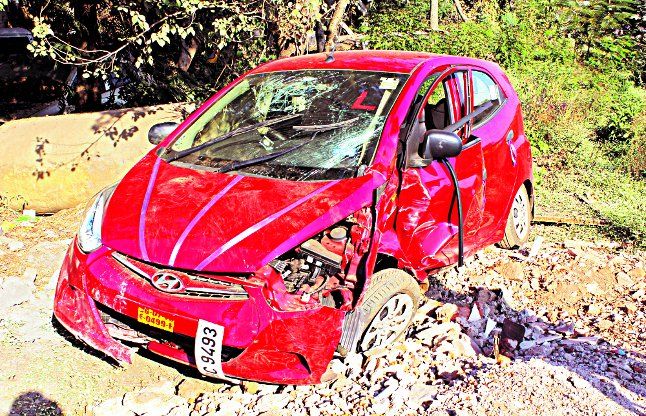 national highway car accident मस्ती से चला रहा था कार, अचानक से सामने आ गई युवती और फिर हुआ यह...