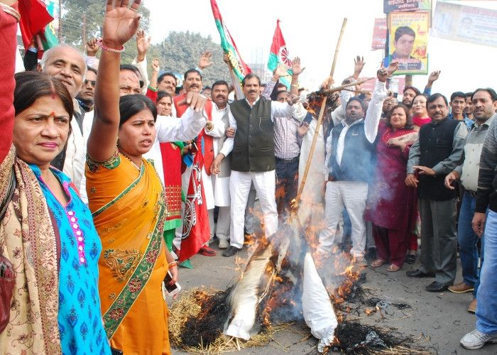 Modi Effigy मोदी के नोटबंदी के निर्णय से सपा खफा, गद्दाफी से तुलना कर पीएम का फूंका पुतला