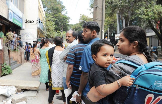 Bank Queue वेतन भोगियों के उमडऩे से और लंबी हुई कतारें