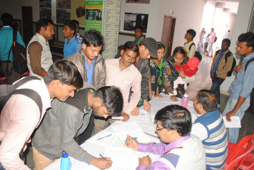 Weekly job fair आईटीआई, एमबीए डिग्रीधारी बेरोजगार मांग रहे सिक्योरिटी गार्ड की नौकरी