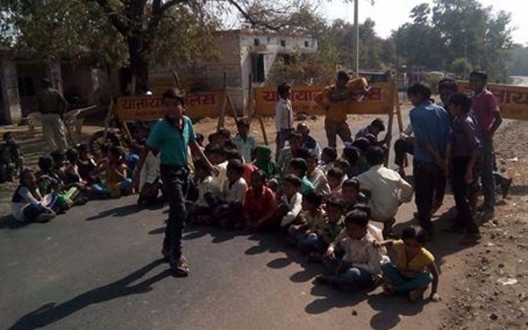 school students blockade स्कूल में पर्याप्त शिक्षक नहीं होने पर विद्यार्थियों ने किया चक्का जाम