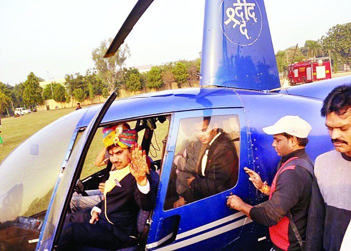 gwalior भिण्ड में दुल्हन को लेने हेलीकॉप्टर से आया दूल्हा