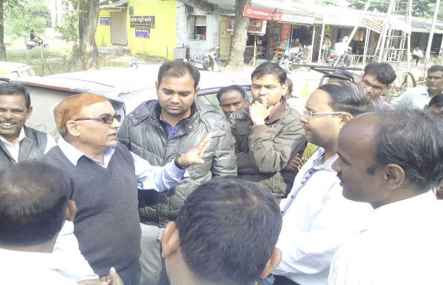 With 20 stores in theft, flanked by vegetable trad 20 दुकानो में एक साथ चोरी, सब्जी व्यापारियों ने किया घेराव