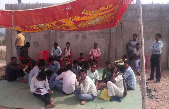 SKS sitting on dharna in front of the rural employ रोजगार के लिए एसकेएस के सामने धरने पर बैठे ग्रामीण