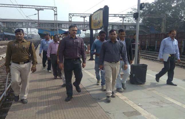 Kanpur train accident, the train arrived to take s कानपुर रेल हादसा, रेल पटरियोंका जायजा लेने पहुंचे डीआरएम
