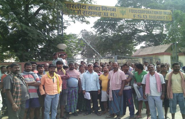 Labourers removed from the job, staging a sit-carr हमालों को निकाला नौकरी से, एफसीआई के बाहर धरने पर बैठे हमाल