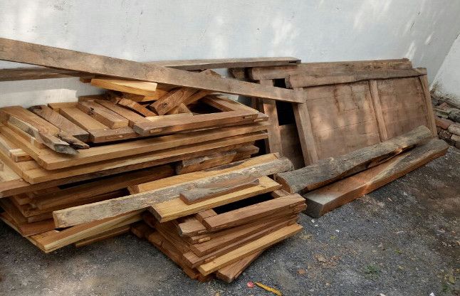Police seized teak wood in Singul पुलिस ने सिंघुल में किया सागौन लकड़ी जब्त