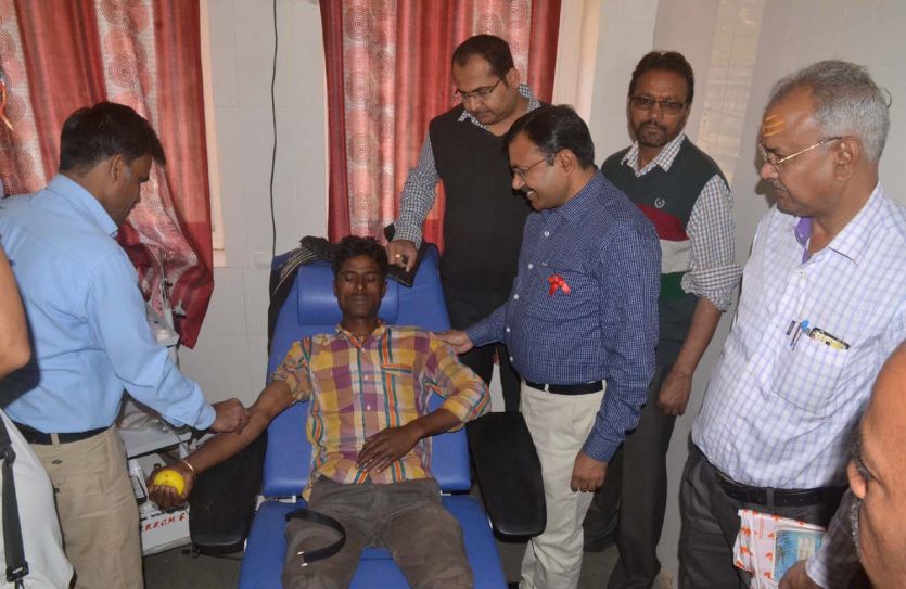 Ashok nagar रक्त देने के लिए कतार में लगे लोग, ऐतिहासिक रक्तदान
