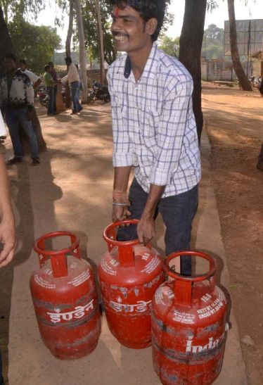 Ashok nagar बरखेड़ी में चार घरेलू गैस सिलेंडर जब्त