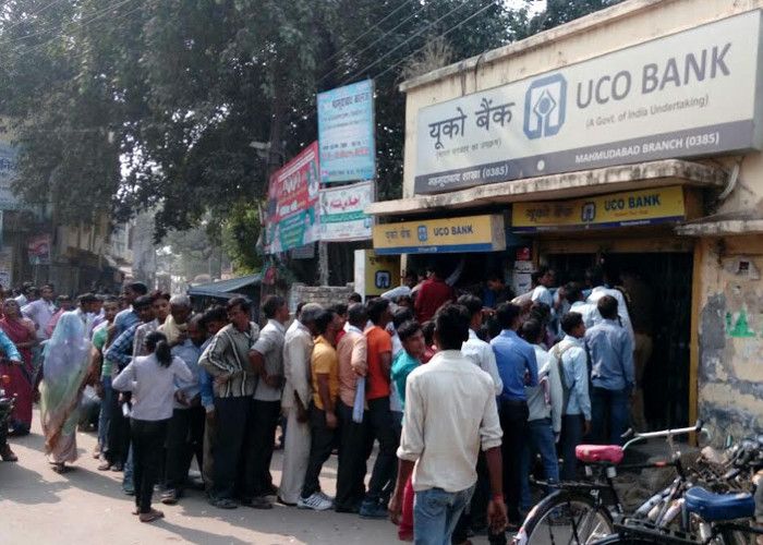 Bank बैंकों के बाहर लाइनों में कमी नहीं, करेंसी की कमी झेल रहे हैं उपभोक्ता