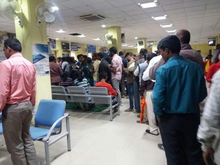 bank सैलरी के लिए लगी बैंकों के बाहर कतार, कल के बाद यहां नही चलेंगे 5 सौ के नोट