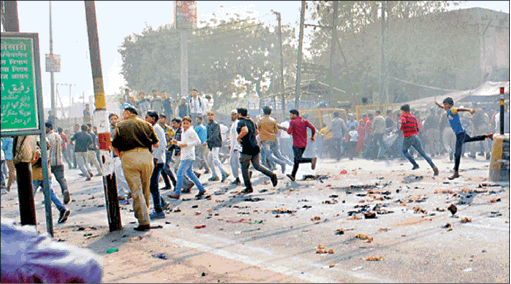 meerut bawal बैंक में नो कैश का बोर्ड देख भड़की जनता, बैंक कर्मियों को बनाया बंधक और सीओ को किया घायल