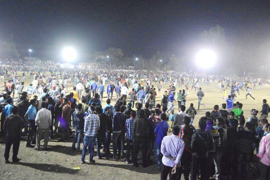Barwani. The winning team in the field, ran lodged रोमांच में गर्म हुई सर्द रात, रात्रिकालीन क्रिकेट का खिताब रहा बड़वानी के पास