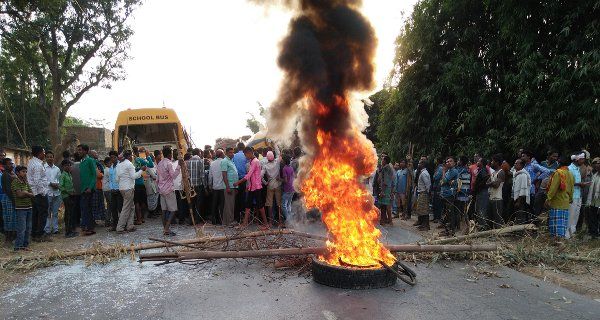 blockade on Ambikapur-Bilaspur road ट्रक ने School Bus को मारी टक्कर, 5 बच्चे घायल, शराबी Driver की पिटाई फिर चक्काजाम