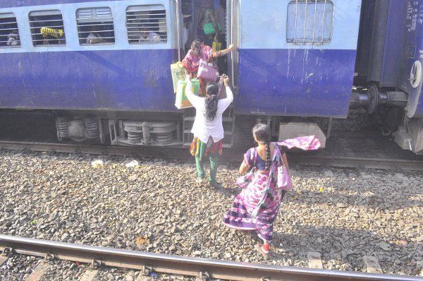 burhanpur station rong side pleatform रांग साइड से चढ़ा परिवार, महिला नहीं बैठ पाई तो पति चलती ट्रेन से कूदा