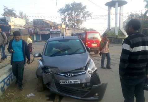 Car accident गश्त कर Car से घर जा रहे ASI को आई झपकी फिर हुआ ये हाल...