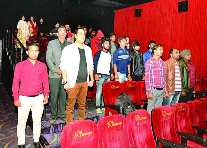 national anthem राष्ट्रगान का अपमान, 2 महिलाओं समेत तीन को पीटा