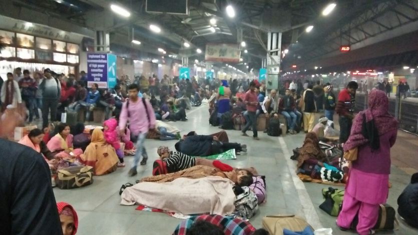train late ठण्ड शूरू होते ही घने कोहरे ने रोकी ट्रेनों कि भी रफ़्तार, रेलवे स्टेशन पर बीती यात्रियों की रात