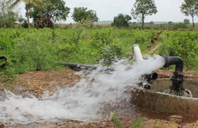 hot water from tubewell कुदरत का करिश्मा: ट्यूबवेल से निकलता है खौलता हुआ पानी