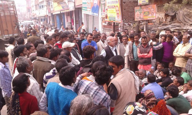 cash crisis कैश नहीं मिलने पर फिर फूटा लोगों का गुस्सा, सड़क जाम कर जताया विरोध
