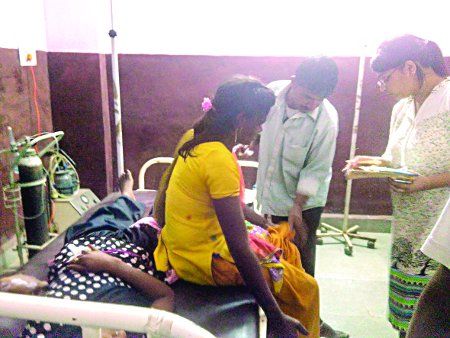 The injured were treated at the community health c पुनासा रोड पर पलटा ऑटो, छह मजदूर घायल