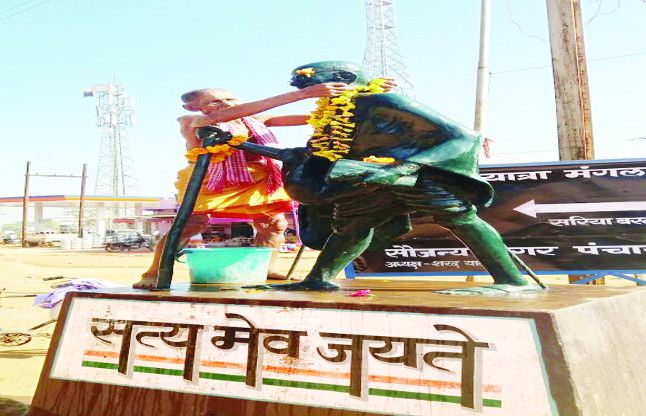 mahatma gandhi dediacation khemnidhi एक दशक से जारी है सिलसिला..उम्र 80..सफर रोज 8 किमी...काम बापू की सेवा
