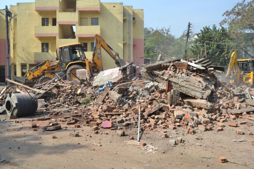 jabalpur news in hindi,demolished the encroachment न दुकान बची न मकान, निगम ने ढहाए अतिक्रमण
