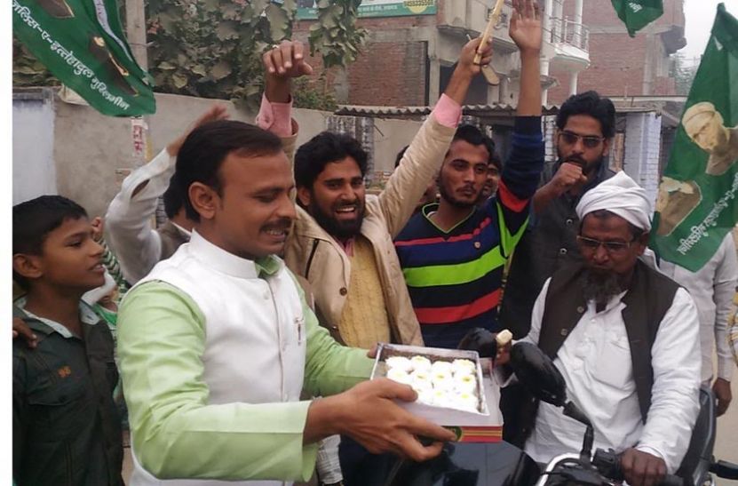 aimim औवैसी की पार्टी ने मनाया जीत का जश्न, जमकर बांटी मिठाईयां