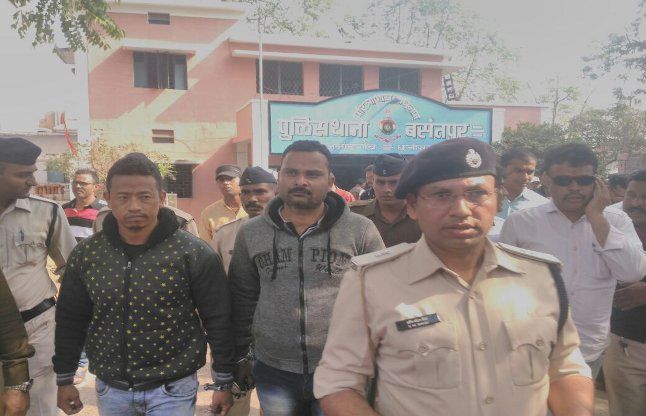 The police pulled in front of the whole city, accu सारे शहर के सामने गोलीकांड के आरोपी का पुलिस ने निकाला जुलूस