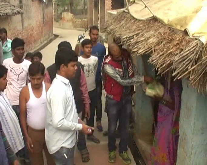 नोटबंदी की वजह से घर में नहीं है खाना, युवाओं ने पॉकेट मनी से गरीबों मे बांटा राशन