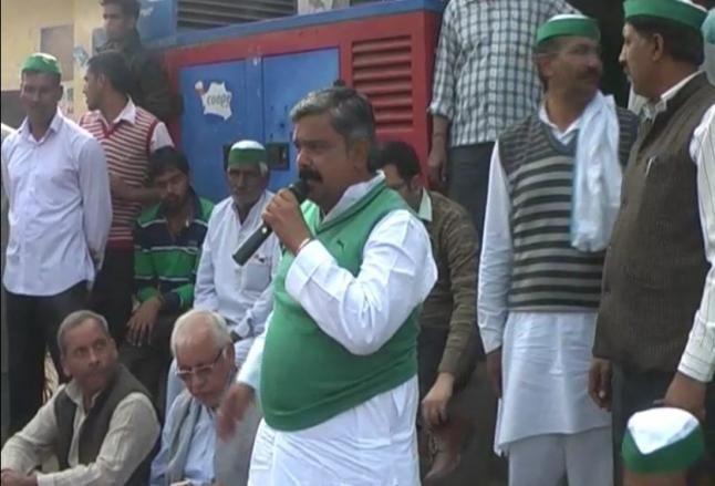 farmer कैश न मिलने से भड़के किसानों ने बैंक पर जड़ा ताला, मैनेजर को बंधक बनाकर किया ये काम