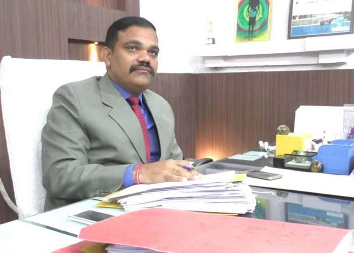 DM Pankaj Yadav डीएम ने लापरवाही बरतने पर 167 अफसरों का वेतन रोका