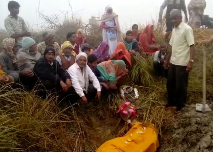 45 years old cow, cow funeral 45 वर्ष की उम्र में गाय की मौत, रीति-रिवाज से किया अंतिम संस्कार