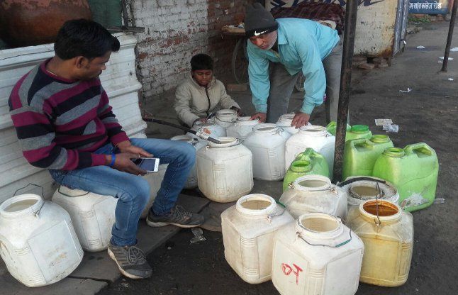 water 3 दिन बाद भी सूखे पड़े नल, यहां बूंद-बूंद पानी को तरस रहे लोग