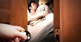 wife cheating बीवी किसी और के साथ थी हमबिस्तर तभी घर पहुंच गया उसका पति, उसके बाद...