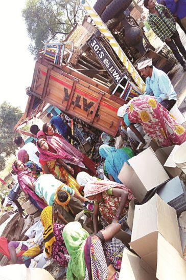 truck accident सड़क पर पलटा शराब से भरा ट्रक तो लूटने दौड़ पड़े महिलाएं और बच्चे