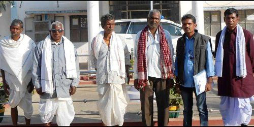 workers who reached to complaint Collector नर्सरी लगवाकर 300 Worker's की हड़प ली खून-पसीने की कमाई, घर का काम भी करवाया