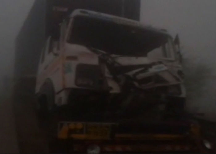 yamuna express way Video कोहरे का कोहराम, दर्जनों वाहन भिड़े, एक की मौत
