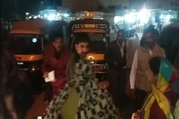 slap महिला Auto Driver ने लात-मुक्के से सरेआम की युवक की पिटाई- देखें Video