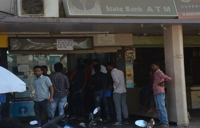 Banks pay came in the afternoon, the ATM was empty बैंकों में पहुंचा वेतन, दोपहर तक खाली हुए एटीएम, शाखाओं में लगी लंबी-लंबी कतारें