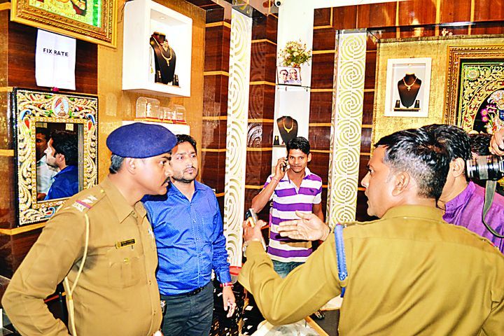 Mandsaur News डायमंड ज्वैलर्स शो रूम पर किए बदमाशों ने चार फायर