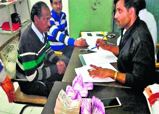 police caught 5 people, police caught 5 people wit पुलिस ने पांच लोगों से 8.60 लाख रू, के नए नोट किए जब्द, बैंकों के मिले होने का शक