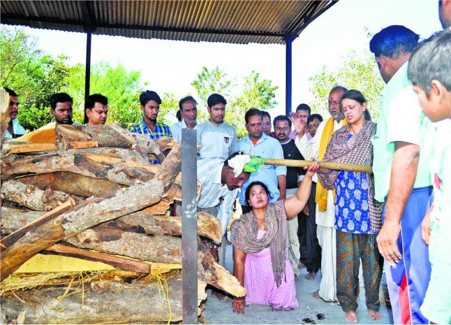 handicap daughter, girls do rituals like son, girl दिव्यांग बेटी ने दी पिता को मुखाग्रि, दूसरी ने कांधा