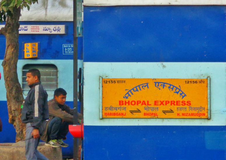 bhopal express कल रात भोपाल एक्सप्रेस हो जाती दुर्घटना का शिकार, रेलवे से हुई ये बड़ी गलती