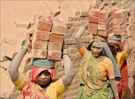 Bonded labour in India दुखद: देश में लगातार बढ़ रहे बंधुअा मजदूर, 4 हजार में 15 घंटे काम