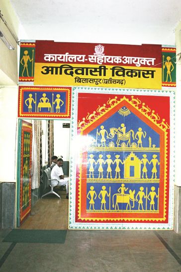 Tribal officials आदिवासी विभाग ने फर्जी विज्ञापन से लगाया लाखों का टेंडर, फिर किया निरस्त